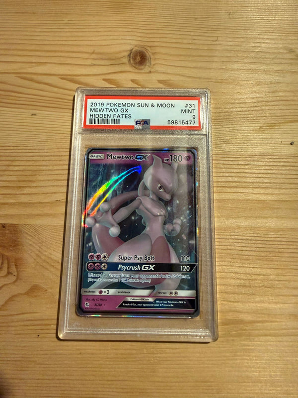 Carta Pokémon Mewtwo GX 31 da Hidden Fates gradata PSA 9 in custodia slab