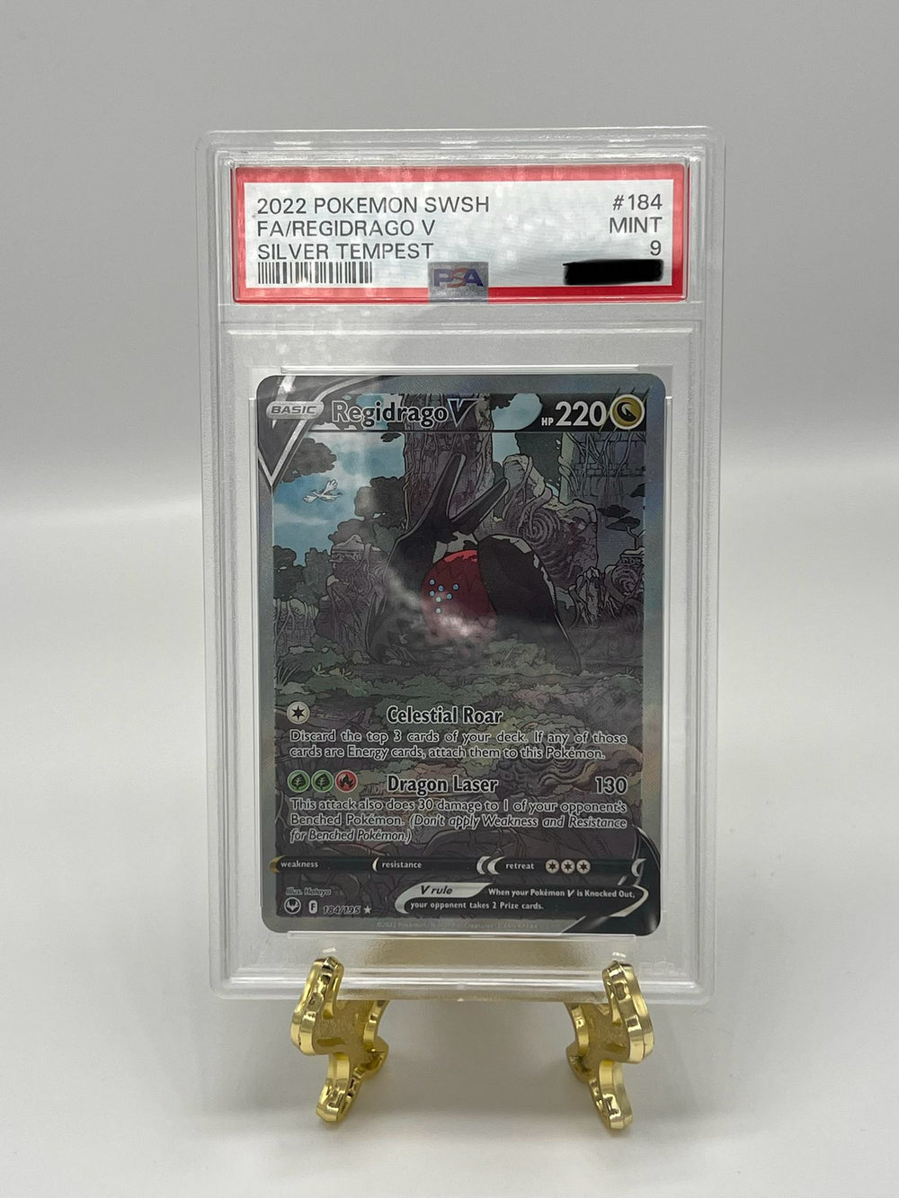Carta Pokémon Regidrago V 184 in lingua inglese, gradata PSA 9 nella sua custodia slab