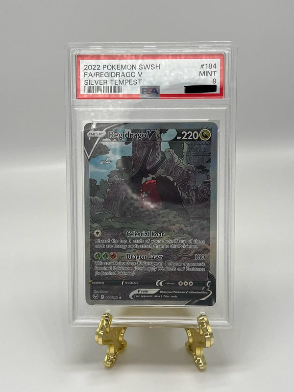 Carta Pokémon Regidrago V 184 in lingua inglese, gradata PSA 9 nella sua custodia slab