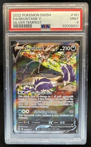 Carta Pokémon Skuntank V Silver Tempest PSA 9 in slab